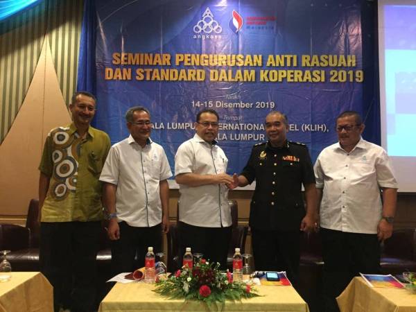 Abdul Fattah bersalaman bersama Hamzah Ibrahim pada Seminar Pengurusan Anti Rasuah dan Standard dalam Koperasi 2019 yang diadakan di ibu negara hari ini.