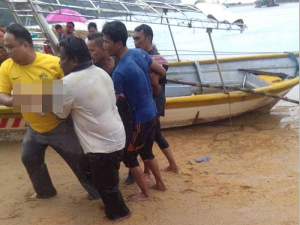 Penduduk kampung mengangkat mayat mangsa ke tebing. Foto: Pembaca