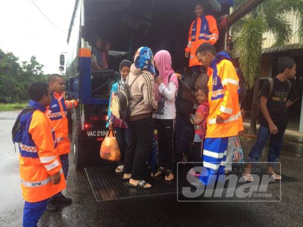 Mangsa banjir yang dipindahkan ke PPS Sekolah Jenis Kebangsaan Cina (SJKC) Ai Chun, Segamat.