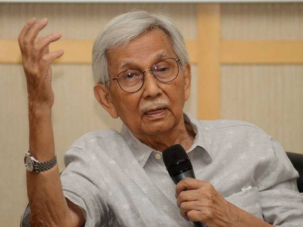 Tun Daim Zainuddin ketika sesi dialog bertajuk Cabaran Ekonomi di Malaysia Baru bersama usahawan-usahawan negeri Pulau Pinang hari ini. - Foto Bernama