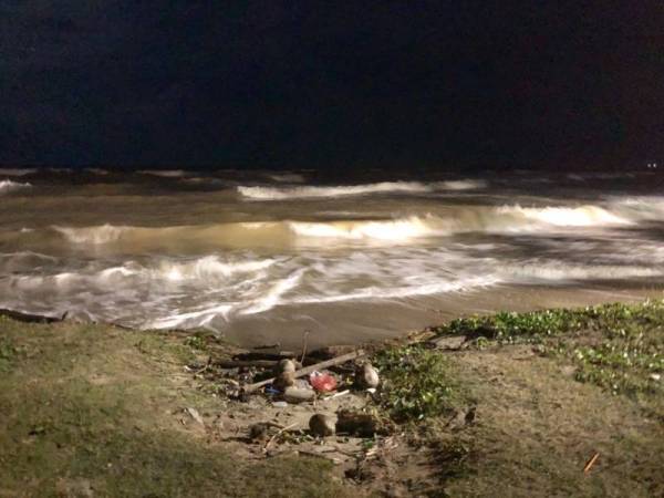 Keadaan laut berbahaya kepada semua aktiviti perkapalan dan pantai termasuk menangkap ikan serta perkhidmatan feri.