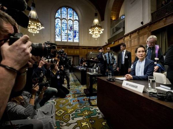 
Suu Kyi menjadi tumpuan lensa jurugambar dari seluruh dunia pada hari kedua pendengaran kes genosid ke atas Rohingya di Istana Keamanan di The Hague pada Rabu lalu. - FOTO: AFP