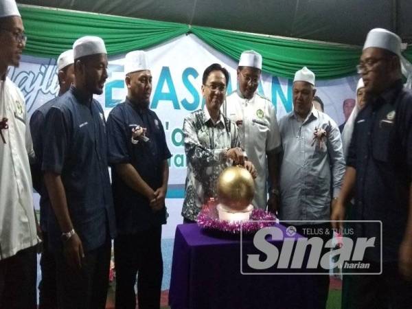 Khairil Nizam (tengah) menyempurnakan Majlis Perasmian Sekolah Menengah Integrasi Terasi Islam (SMITI) At-Ta'alim Seri Iskandar di sini semalam.