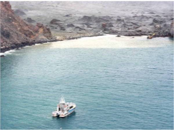 Gambar Pasukan Pertahanan New Zealand menunjukkan tentera elit menyertai misi bahaya membawa keluar mayat dari White Island, Jumaat lalu susulan letusan gunung pada 9 Disember lalu. - Foto: AFP