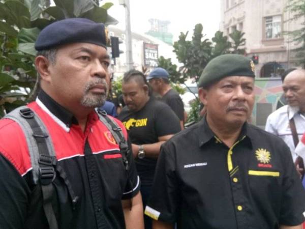 Azizan (kanan) dan Husnal hadir pada Himpunan Perwira-Perwira Negara Membantah Usaha Menghidupkan Fahaman Komunis di hadapan sebuah pusat beli-belah di Jalan Tuanku Abdul Rahman di sini tadi.