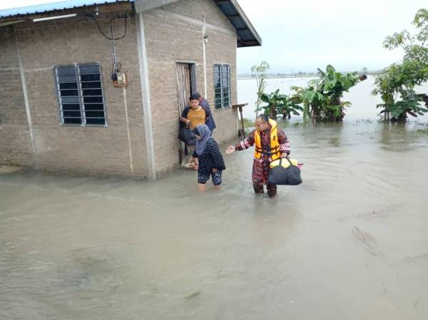 Pasukan penyelamat memindahkan mangsa banjir selepas beberapa kampung di daerah Rompin dilanda banjir semalam.