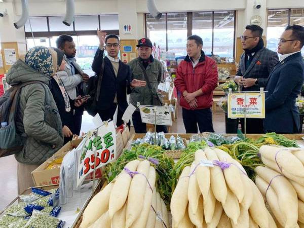 Penerangan kepada peserta di JA Tokyo Agri Park yang merupakan pusat mempromosikan produk pertanian di kawasan bandar.