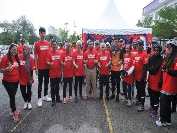 Farah (dua dan kiri) dan Lee Chin (kiri) tidak menjangka sambutan diterima Sweat & Shoot: Sukan Tanpa Diskriminasi amat menggalakkan.