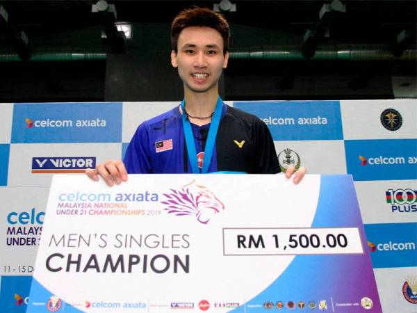 Shun Yang muncul juara selepas menewaskan Jing Hong pada perlawanan akhir Kejohanan Badminton B-21 Kebangsaan di Arena Badminton Ipoh hari ini. FOTO: BERNAMA