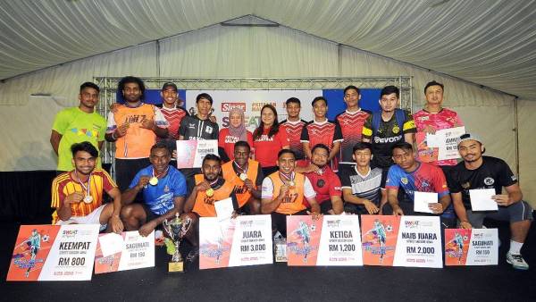 Ketua Pegawai Operasi Grup Sinar Karangkraf, Farah Hussamuddin dan Ketua Pegawai Operasi, Sin Chew Daily, Tan Lee Chin bersama kesemua pemenang street soccer 4on4.