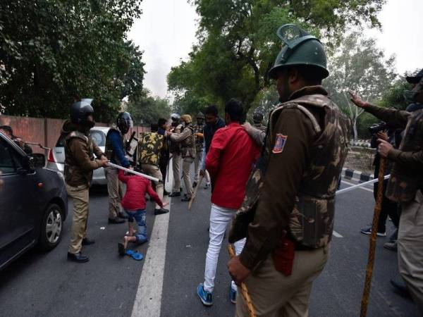 Polis menggunakan kekerasan ketika menyuraikan orang ramai yang menyertai protes rang undang-undang kerakyatan India. -Foto AFP