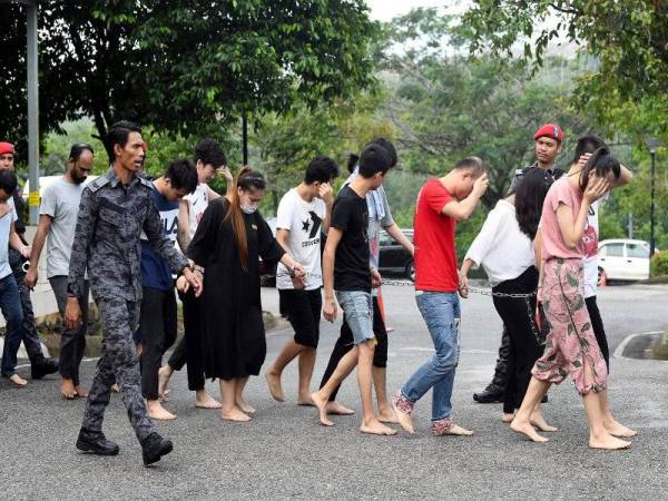 Seramai 152 warga China dan seorang Bangladesh yang ditahan dalam operasi khas Jabatan Imigresen didakwa di Mahkamah Sesyen hari ini atas pertuduhan berada di negara ini tanpa pas yang sah serta tinggal lebih masa.  Foto: Bernama