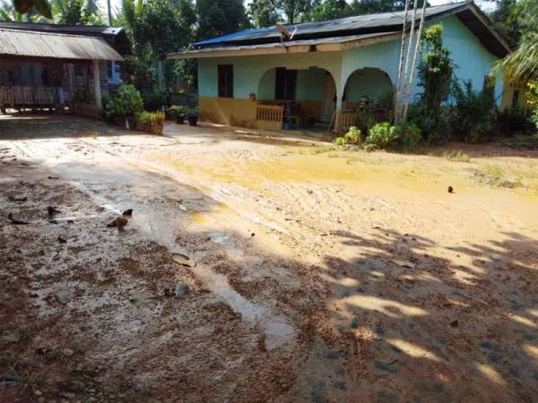 Keadaan hadapan rumah penduduk yang masih dipenuhi lumpur.