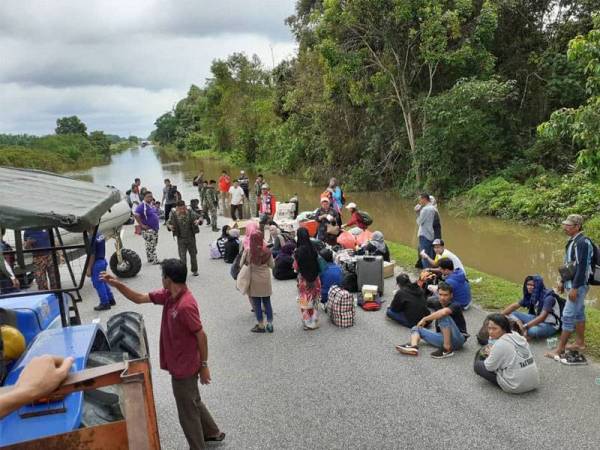 Keadaan mangsa yang terperangkap di laluan Kota Tinggi - Mersing yang diselamatkan tengah hari tadi.