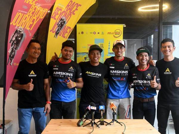 Pengurus Amskins Racing Club, Faiz Syarifuddin (dua, kiri) bersama Anuar Manan (tiga,kiri) selepas sidang media Kejohanan Berbasikal Antarabangsa Tour De Selangor 2019 hari ini. Turut serta pelumba-pelumba kumpulan Amskins Racing Club Hafizh Syahrin Abdullah (tiga,kanan). - Foto: Bernama