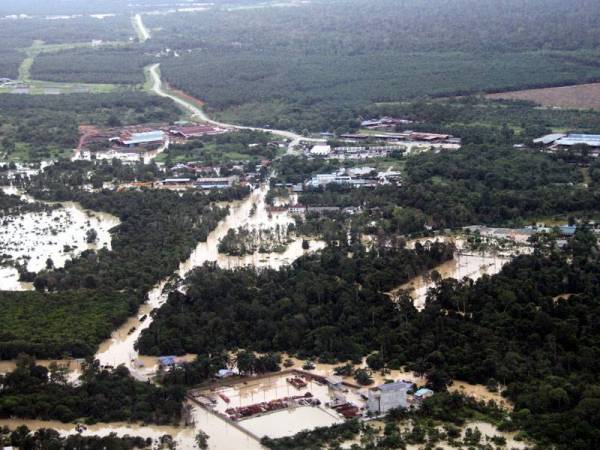 Pemandangan dari atas udara menampakkan kawasan rumah yang terjejas akibat banjir ketika tinjauan bersama Jabatan Bomba dan Penyelamat hari ini. Foto: Bernama