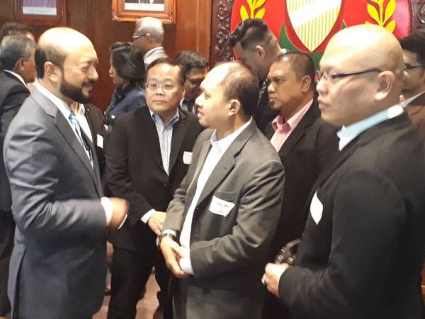 Mukhriz (kiri) selepas mempengerusikan Program 'Northern Aeropolis Hub' di Wisma Darul Aman hari ini.