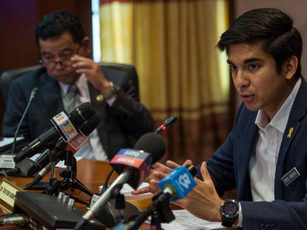 Syed Saddiq (kanan) ketika sidang akhbar mengenai prestasi kontinjen Malaysia di Sukan SEA Filipina 2019 selepas mempengerusikan mesyuarat Lembaga Pengurus Majlis Sukan Negara (MSN) di MSN Bukit Jalil hari ini. -Foto Bernama