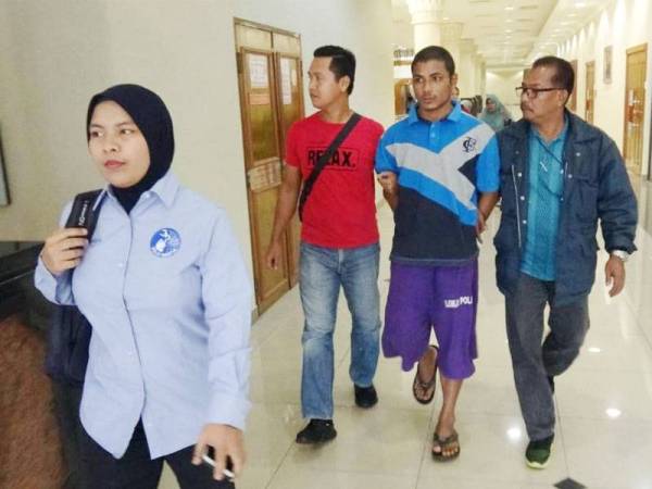 Mohamad Solehin (tengah) mengaku tidak bersalah di Mahkamah Sesyen Kuantan hari ini atas tuduhan memukul ibunya sehingga koma Selasa lalu.