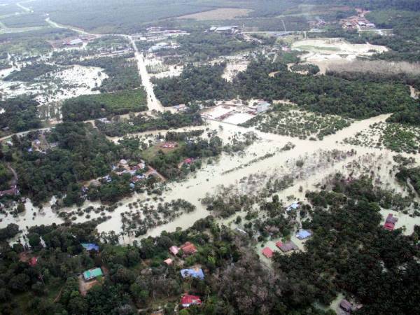 Pemandangan dari udara menampakkan kawasan rumah di sekitar Kota Tinggi yang terjejas akibat banjir semalam. Foto: Bernama