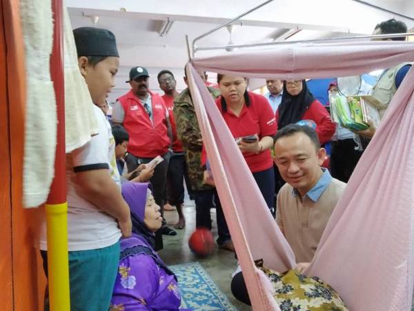 Maszlee melawat mangsa banjir di PPS Sekolah Kebangsaan Sungai Linau, hari ini.