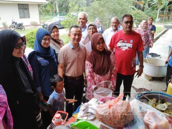 Maszlee melawat mangsa banjir di PPS Sekolah Kebangsaan Sungai Linau hari ini.