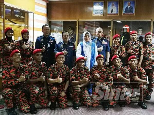 Zuraida bersama pegawai kanan JBPM dan pelatih yang berjaya menamatkan latihan.