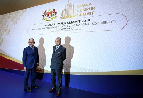 Dr Mahathir melihat persiapan Sidang Kemuncak Kuala Lumpur 2019 yang akan bermula esok hingga Sabtu ini. -Foto Bernama