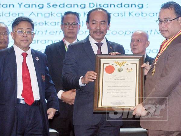 Ketua Setiausaha Negara, Tan Sri Dr. Ismail Bakar menyampaikan anugerah Bintang Jasa Terbilang CUEPACS kepada Presiden ANGKASA, Datuk Abdul Fattah Abdullah pada majlis Konvensyen Kongres Tritahunan CUEPACS Ke 28 yang diadakan di Pusat Konvensyen Shah Alam (SACC). -Foto Sinar Harian ROSLI TALIB