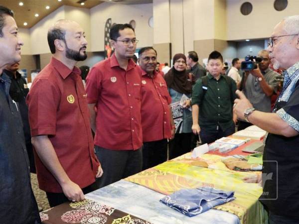 Mukhriz (dua dari kiri) ketika melawat ruang pameran produk keluaran Kedah sempena pelancaran Direktori Pelancongan Negeri Kedah hari ini.