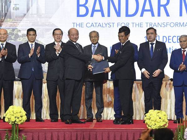 Dr Mahathir (lima dari kiri) menyaksikan majlis pertukaran dokumen perjanjian Pembangunan Bandar Malaysia antara Naib Pengerusi Eksekutif Iskandar Waterfront Holdings, Tan Sri Lim Kang Hoo (empat dan kiri) dengan Ahli Lembaga Pengarah TRX City Sdn Bhd, Datuk Asri Hamidon (tiga dari kanan) di Putrajaya. - Foto Bernama