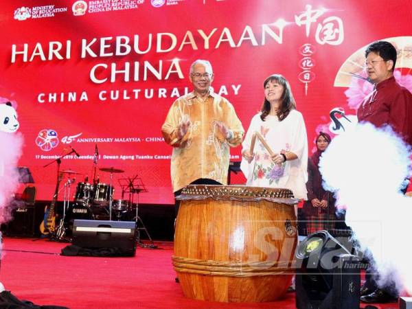 Nie Ching (tengah) ketika gimik perasmian Majlis Hari Kebudayaan China di Dewan Agung Tuanku Canselor Universiti Teknologi Mara (Uitm) hari ini.
Turut serta Mohd Azraai (kiri). - Foto ASRIL ASWANDI SHUKOR.