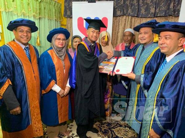 Azizi menyampaikan skrol ijazah kepada Abdul Halim di kediamannya di sini.