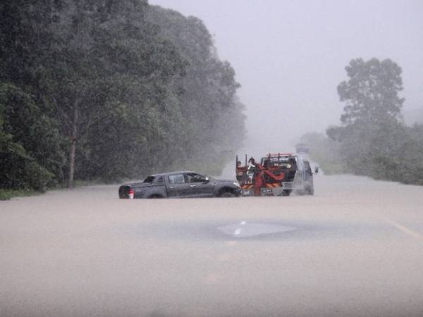  Penduduk yang tinggal berdekatan dengan pantai dan kawasan berisiko banjir perlu sentiasa berwaspada berikutan air pasang dijangka berlaku pada 25, 26 dan 27 Disember ini. - Foto Bernama