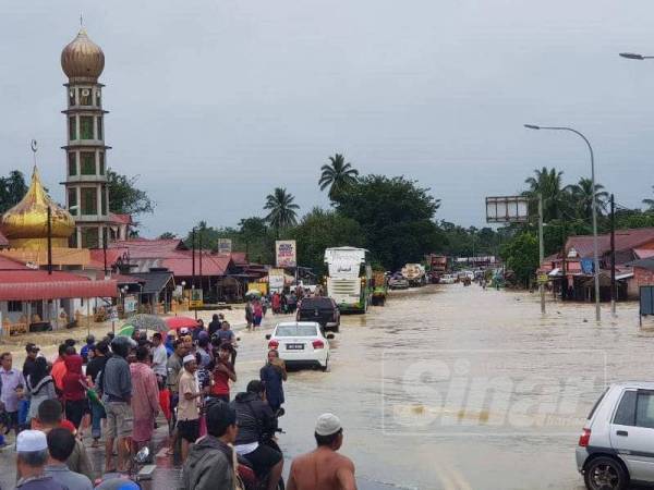 Keadaan di Panglima Bayu, Tanah Merah yang mula ditenggelami air.