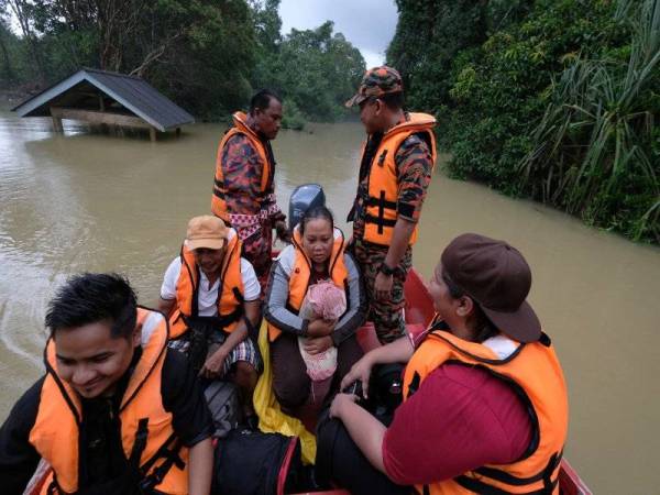 Pesakit asma yang sarat mengandung enam bulan, Darina Mahadi,35, (tiga, kanan) ketika diselamatkan oleh anggota Jabatan Bomba dan Penyelamat Malaysia (JBPM) Rompin, Pahang di Kampung Mentelong, hari ini. - Foto Bernama