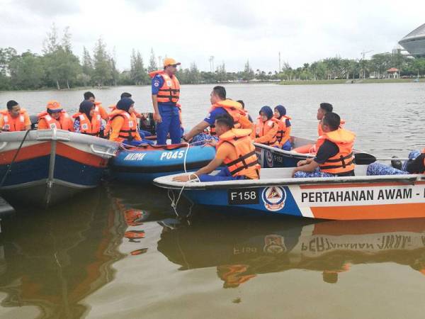 Che Adam (tengah) memberi taklimat kepada seramai 30 anggota dan pegawai APM yang menyertai latihan pengendalian bot dan penyelenggaraan enjin di Tasik Stadium Tertutup Gong Badak di sini hari ini.