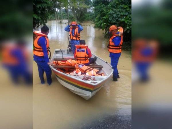 APM membantu mangsa banjir berpindah ke PPS apabila kediaman mereka dinaiki air.