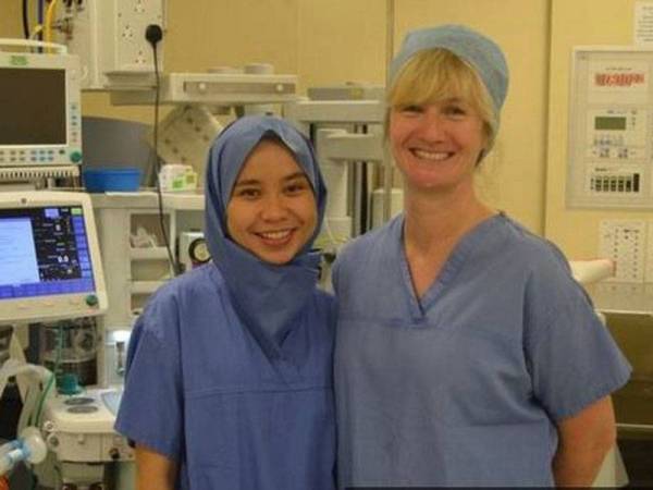 Farah (kiri) bersama pakar bedar Gill Tierney. - Foto BBC