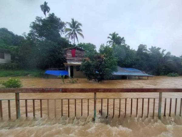 Keadaan banjir gelombang pertama yang berlaku di daerah Marang. - Foto: APM