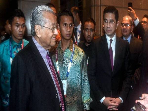 Dr Mahathir hadir jamuan malam menyambut peserta sidang kemuncak itu di sebuah hotel terkemuka di sini, berhampiran Pusat Konvensyen Kuala Lumpur, iaitu venue persidangan empat hari itu yang berakhir Sabtu ini. - Foto: Bernama