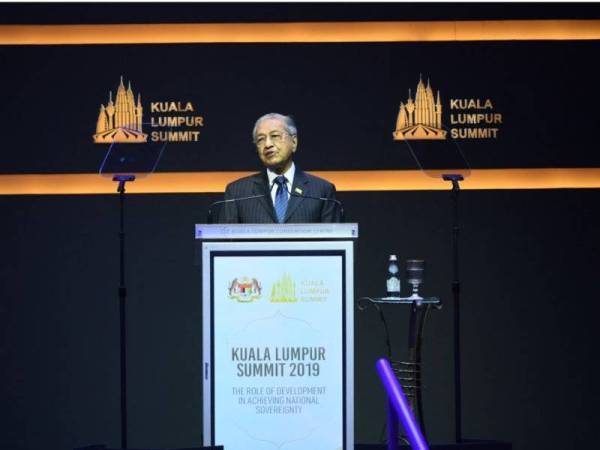 Dr Mahathir ketika menyampaikan kata-kata aluan pada Sidang Kemuncak Kuala Lumpur (Sidang Kemuncak KL) yang berlangsung Pusat Konvensyen Kuala Lumpur (KLCC) di sini hari ini. - Foto Bernama