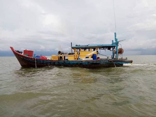 Bot nelayan tempatan ditahan selepas didapati menangkap ikan di zon larangan di perairan negara berhampiran Bagan Datuk semalam.