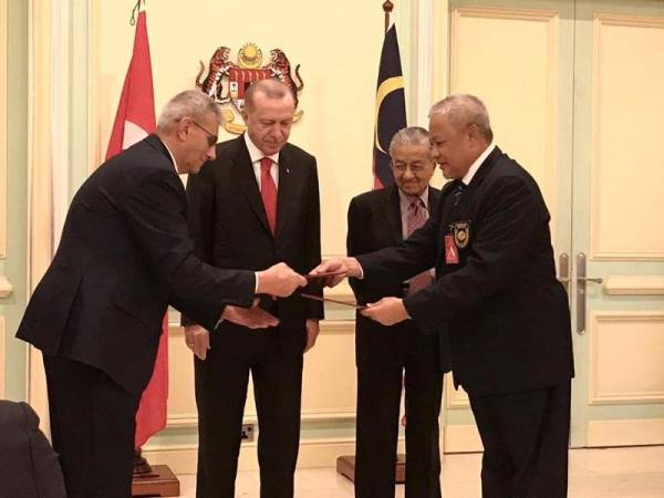 Majlis pertukaran MoU antara KOP Mantap Berhad dengan TISAS-TRABZON disaksikan Tun Mahathir (dua dari kanan) dan Erdogan (dua dari kiri) di Putrajaya semalam.