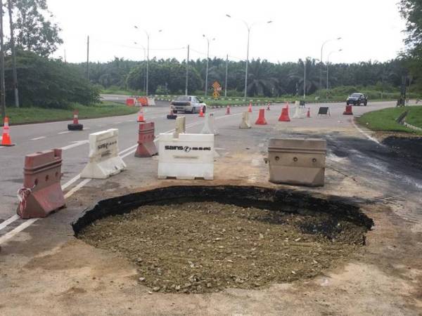 Lubang sedalam 1.5 meter. -Foto JKR