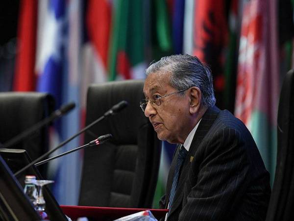 Dr Mahathir menyampaikan ucapan dalam Sesi Meja Bulat dan Perbincangan Sidang Kemuncak Kuala Lumpur 2019 di Pusat Konvensyen Kuala Lumpur di sini hari ini. - Foto Bernama