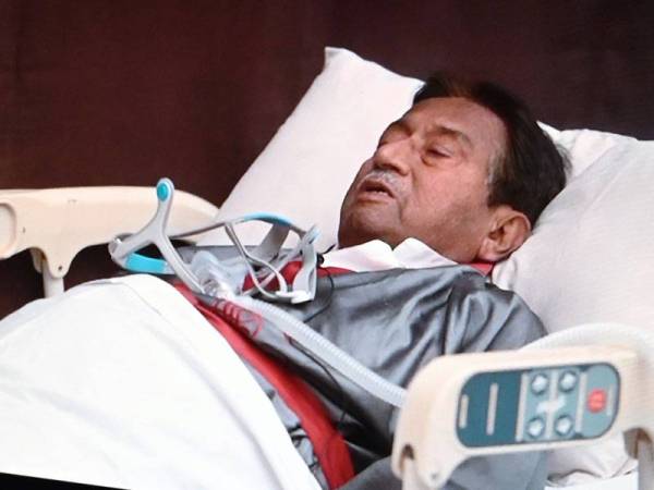 Bekas Presiden Pakistan, Pervez Musharraf menerusi kenyataan video dari katil hospital di Dubai mendakwa keputusan mahkamah terhadapnya adalah disebabkan dendam peribadi. - Foto AFP