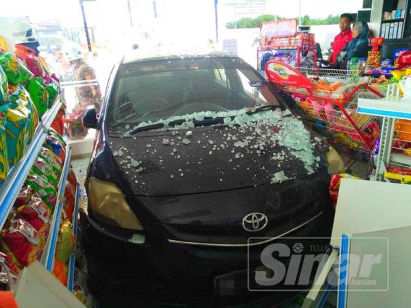 Kereta yang terbabas dan merempuh kedai serbaneka di sebuah stesen minyak di Jalan Jelor, Gong Beruas tengah hari tadi.