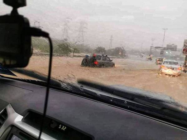 Keadaan banjir kilat di Jalan Rawang menghala Batu Arang. - Foto FB: Samuel Chong