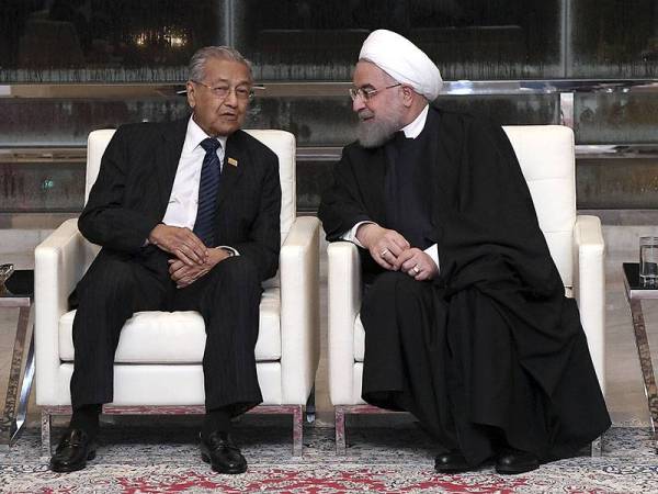 Dr Mahathir berbual bersama Presiden Iran Hassan Rouhani.